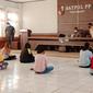 Perempuan terduga tukang pijat plus-plus yang dibawa Satpol PP Pekanbaru untuk didata. (Liputan6.com/M Syukur)