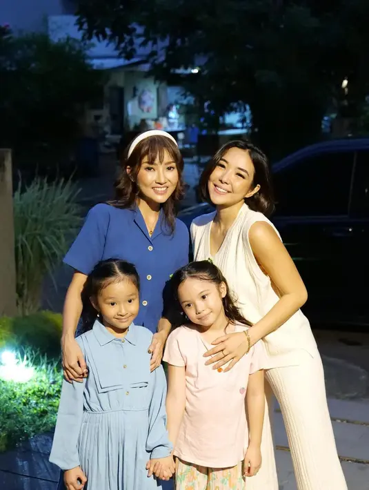 Gisel dan Sarwendah cukup dekat, tak heran jika persahabatan Gempita dan Thalia terjalin sejak belia. Usianya sepantaran yakni 7 tahun, keduanya tampak lucu berpose berpegangan tangan saat foto bersama dengan sang bunda. Pamer senyuman manis, netizen menyebut keduanya kelak akan jadi bintang sama seperti orangtuanya. (Liputan6.com/IG/@gisel_la)