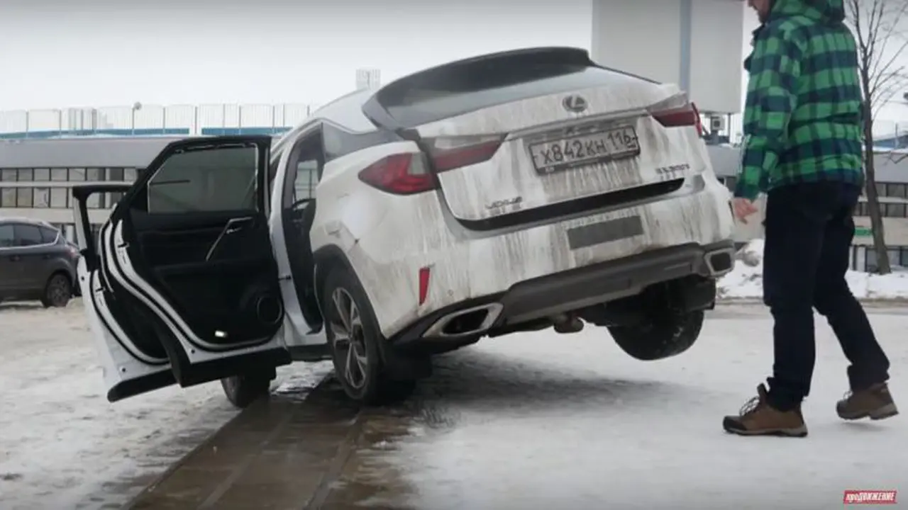 Uji Coba Ekstrim Lexus RX 200t Berujung Nyangkut di Tangga