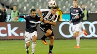 Striker Juventus, Paulo Dybala (kanan) berjibaku kontra pemain Melbourne Victory, Fahid Ben Khalfallah, pada laga persahabatan di MCG Melbourne (23/7/2016). Dybala dkk mengincar status tak terkalahkan di Serie A musim depan.  (EPA/Joe Casto) T