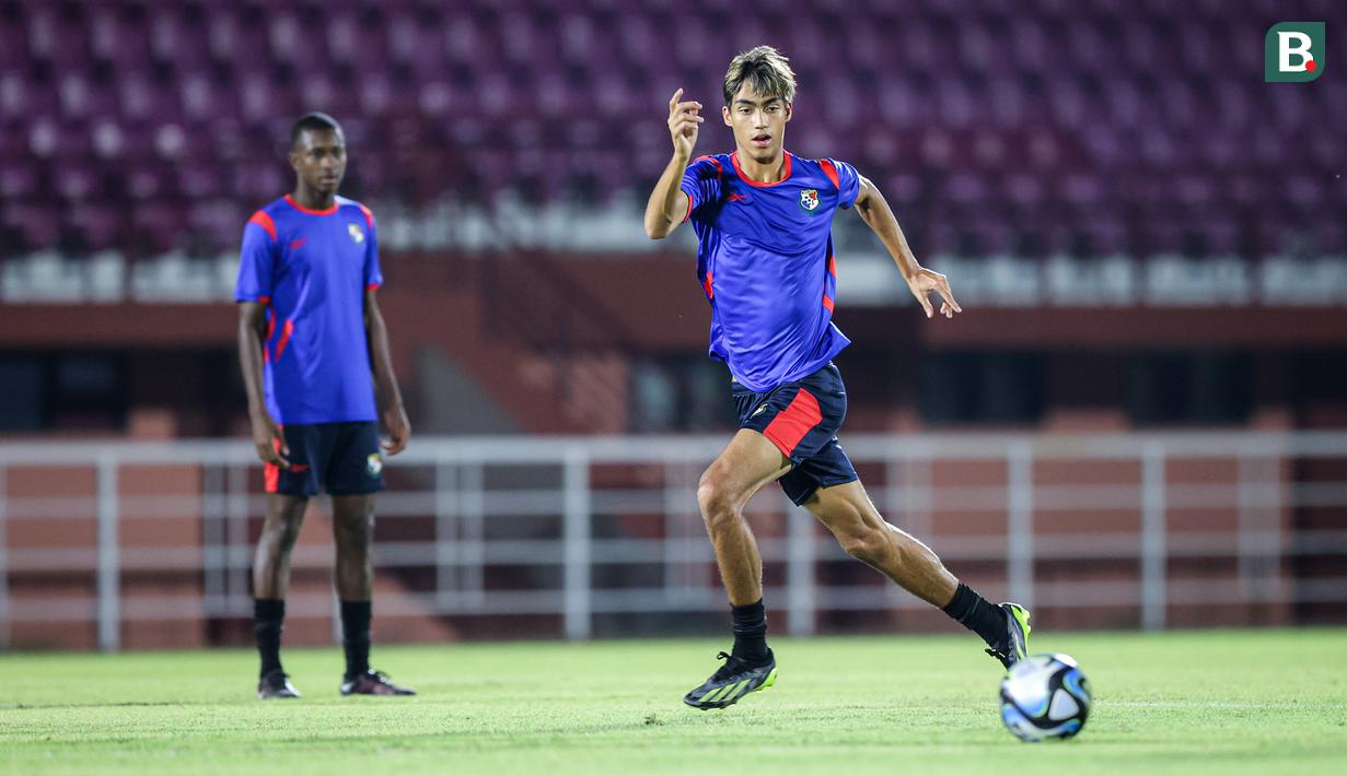Pemain Timnas Panama U-17, Frederick Eduardo Krug (kanan) melakukan latihan resmi menjelang matchday kedua Grup A Piala Dunia U-17 2023 melawan Timnas Indonesia U-17 di Lapangan Thor, Wonokromo, Surabaya, Minggu (12/11/2023). (Bola.com/Bagaskara Lazuardi)