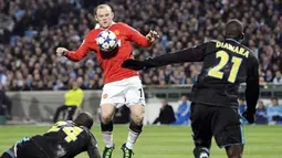 Striker MU Wayne Rooney mengontrol bola dikawal bek Marseille Souleymane Diawara dalam leg pertama 16 besar Liga Champions di Stade Velodrome, 23 Fabruari 2011.AFP PHOTO/BORIS HORVAT
