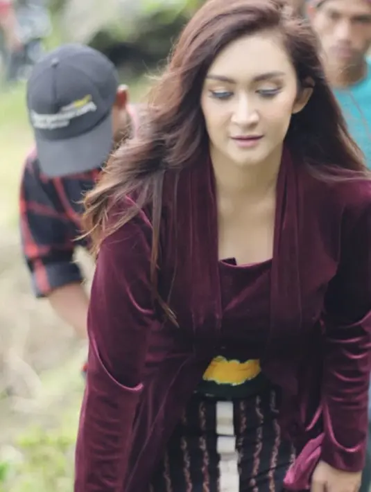 <p>Tak melulu bercorak, Nafa juga mengenakan kebaya kuru baru bahan velvet warna maroon dipadukan obi kekuningan dan bawahan kain batik.&nbsp;@nafaurbach</p>