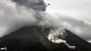 Gumpalan asap dan lelehan lahar dari Gunung Sinabung menjalar. Warga Karo, Sumatra Utara, Siaga III. (AFP/Karishma Tarigan/wwn)