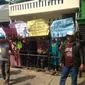 Puluhan orang tua siswa yang anaknya tidak diterima masuk SMP negeri, lakukan aksi protes dan menyegel pintu gerbang sekolah SMPN 23 Kota Tangerang, Senin (9/7/2018). (Liputan6.com/Pramita)
