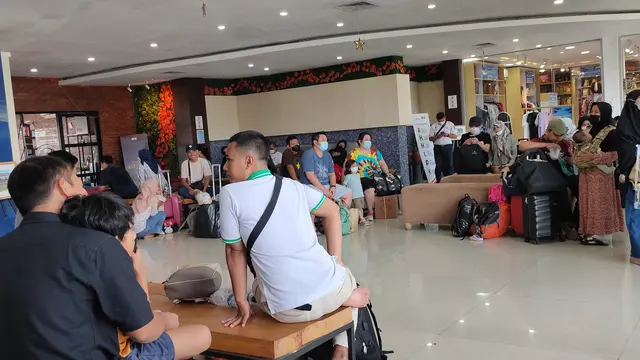 Suara Emas Musisi Difabel Cirebon Hibur Pemudik Kereta Api Puncak Arus Balik Lebaran 2023