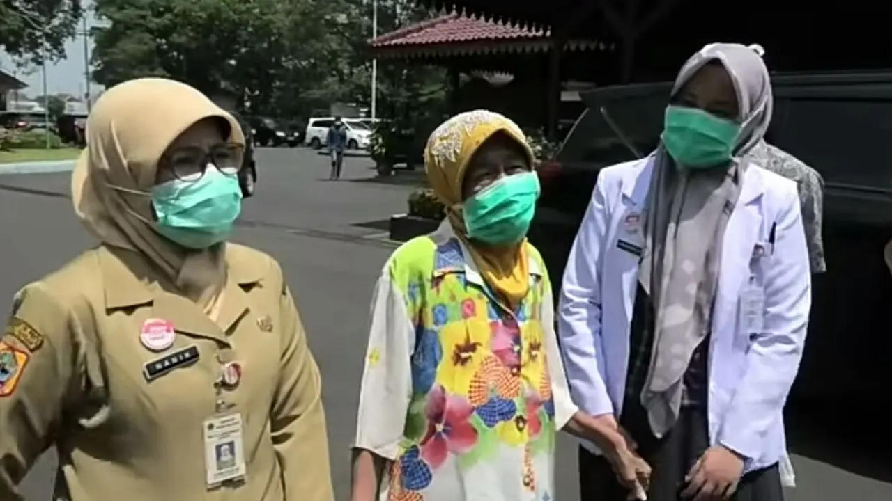 Nenek 72 tahun di Banyumas mengakhiri masa isolasi di RSUD Margono, Senin (20/4/2020). Ia sembuh Covid-19. (Foto: Liputan6.com/tangkapan layar-Rudal afgani)