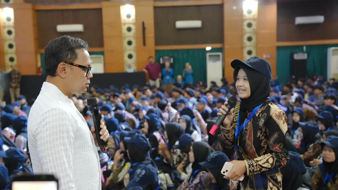 Wamendagri Bima Arya berdialog dengan mahasiswi Universitas Islam Negeri (UIN) Syarif Hidayatullah