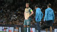 Kevin de Bruyne mengalami masalah dan harus mendapatkan penanganan tim medis saat Man City menjamu Inter Milan pada laga Liga Champions 2024/2025, Kamis (19/9/2024). (AFP/Paul Ellis)