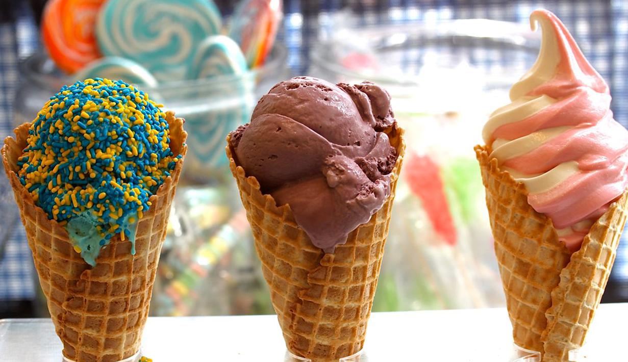 Mengkomsumsi es krim yang terkenal kaya akan kandungan kalori dapat membuat perasaan bahagia. Meskipun belum ada riset yang membuktikan hal tersebut, Anda boleh mengonsumsi es krim dalam jika hal itu dapat membuat mood Anda lebih baik. (Istimewa)