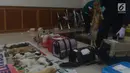 Petugas DKPKP pemprov DKI Jakarta mengangkat kucing yang akan dikebiri di Kecamatan Duren Sawit, Jakarta, Rabu (28/3). Sebanyak 75 ekor kucing peliharaan mengikuti program kastrasi atau pengebirian. (Merdeka.com/Imam Buhori)