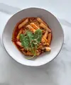 Rabokki juga dapat diolah menjadi menu camilan yang menyehatkan dengan menambahkan aneka sayuran. (Foto/dok: Pexels/Anya Dunes)