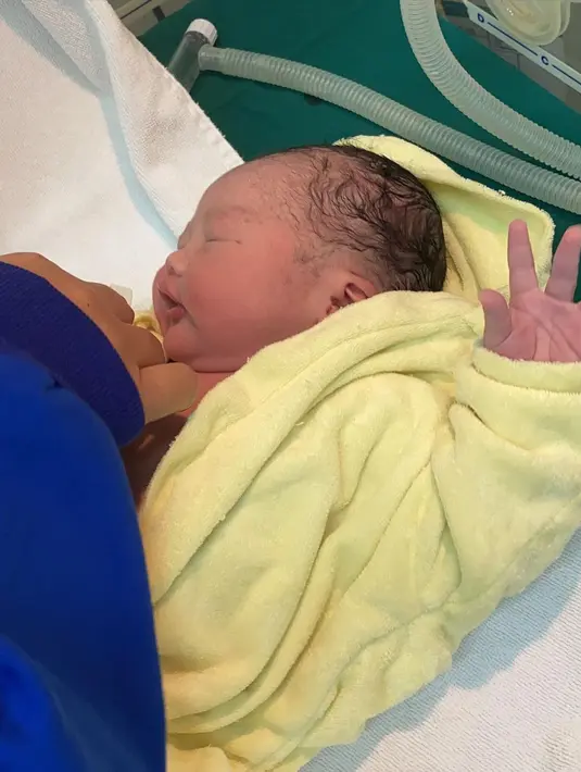 Dengan berat 3,11 kg, baby Arlo siap menjadi jagoan untuk kedua orang tuanya. (Instagram @afifahyusuf)