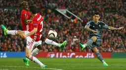 Paul Pogba dan Ander Herrera berusaha menghalau bola tendangan gelandang Celta Vigo, Pablo Hernandez saat bertanding pada leg kedua Liga Europa di stadion Old Trafford, Inggris,(11/5). (AP Photo/Dave Thompson)