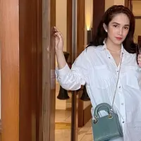 Tampil simpel dengan kemeja warna putih, penampilan Ussy Sulistiawaty bak ABG. Meski terlihat sederhana, namun tak dipungkiri jika gaya berpakaian tersebut membuat penampilan ibu 5 anak ini awet muda. Fashion item lain yang dikenakan dan disesuaikan dengan outfitnya tentunya membuat penampilannya jadi makin menarik. (Liputan6.com/IG/@ussypratama)