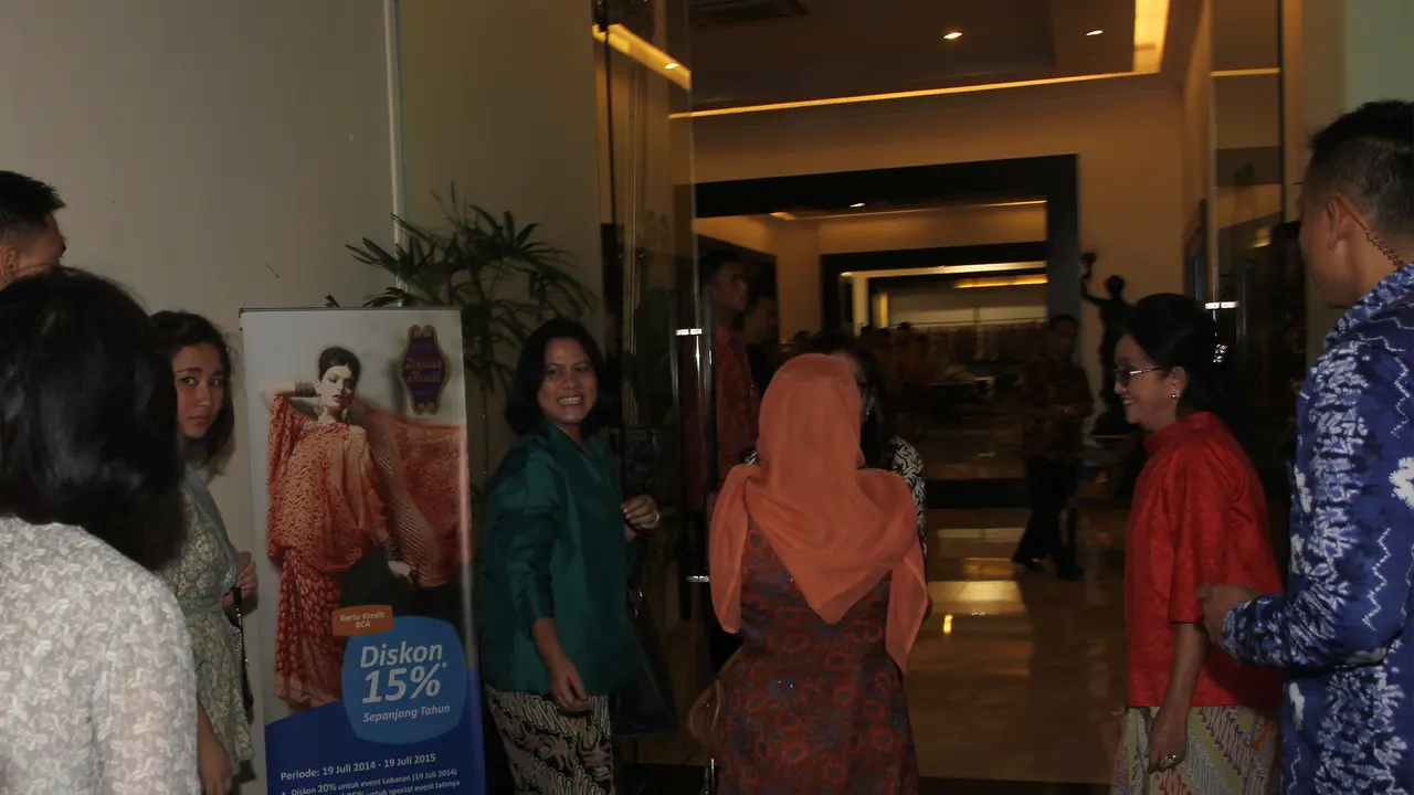 Akrab, Iriana Jokowi dan Mufidah Kalla Belanja Bareng di Solo 