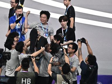 Hephaestus Universitas Tsinghua keluar sebagai juara dalam cabang olahraga sepak bola 5v5 di World Humanoid Robot Games. (AFP/Pedro Pardo)