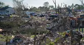 Puing-puing dan rumah-rumah yang rusak terlihat setelah tornado menghantam London, Kentucky, Amerika Serikat pada 17 Mei 2025. (Allison Joyce/AFP)