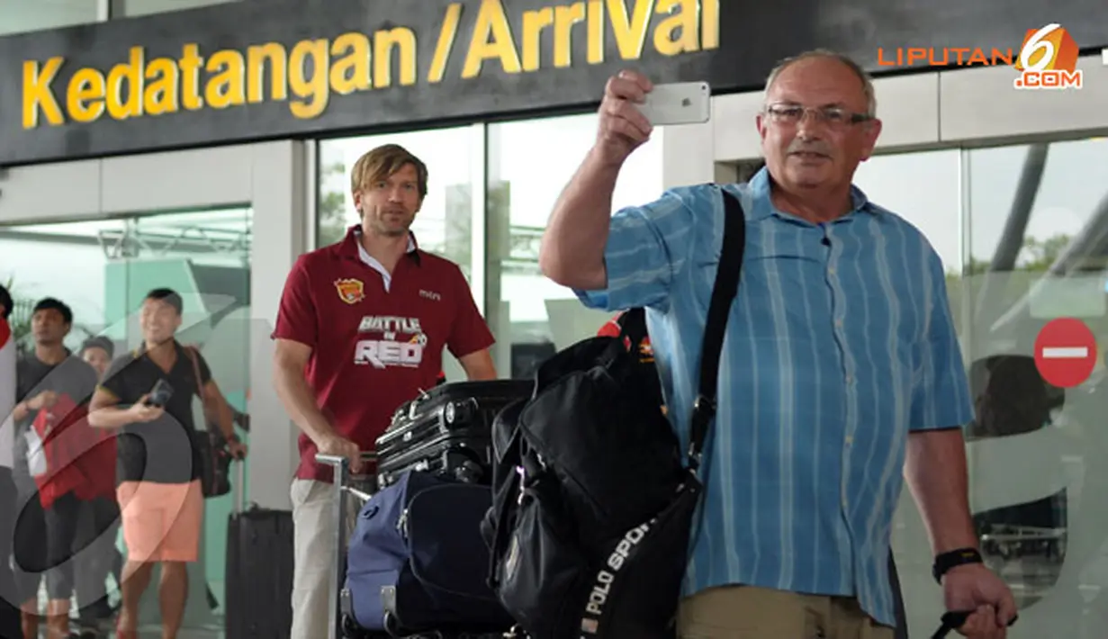 Jesper Blomqvist (belakang) ikut dalam rombongan tim United Red yang tiba di Terminal 3 Bandara Soetta (Liputan6.com/ Helmi Fithriansyah)