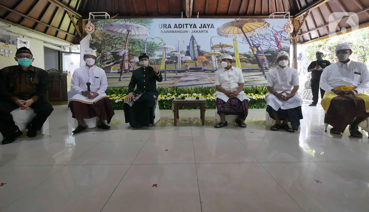 Gubernur DKI Jakarta, Anies Baswedan saat menghadiri Upacara Tawur Agung Kesanga di Pura Aditya Jaya, Pulo Gadung, Rabu (2/3/2022). Anies yang mengenakan pakaian adat Bali dengan udeng hitam itu datang untuk menghormati umat Hindu di Jakarta. (Liputan6.com/Herman Zakharia)
