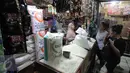 Aktivitas jual beli sembako di Pasar Senen, Jakarta, Senin (28/12/2015). Menjelang akhir tahun harga sejumlah kebutuhan pokok di pasar tradisional rata-rata mengalami kenaikan hingga 20%. (Liputan6.com/Angga Yuniar)