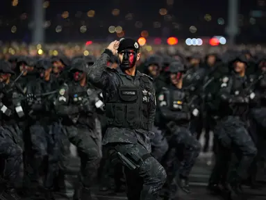 Para anggota pasukan khusus Saudi melakukan defile saat parade militer dalam persiapan pengamanan ibadah haji, di Mekah, Arab Saudi, Kamis 21 Mei 2026. (AP Photo/Altaf Qadri)