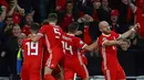 Para pemain Wales merayakan gol yang dicetak Gareth Bale ke gawang Azerbaijan pada laga Kualifikasi Piala Eropa 2020 di Cardiff City Stadium, Cardiff, Jumat (6/9). Wales menang 2-1 atas Azerbaijan. (AFP/Geoff Caddick)