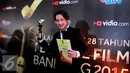 Agus Kuncoro mendapat penghargaan sebagai Pemeran Pria FTV Terpuji FFB 2015 dalam FTV berjudul Ibu, Ibu dan Ibu, Bandung, Sabtu (13/9/2015). (Liputan6.com/Faisal R Syam)