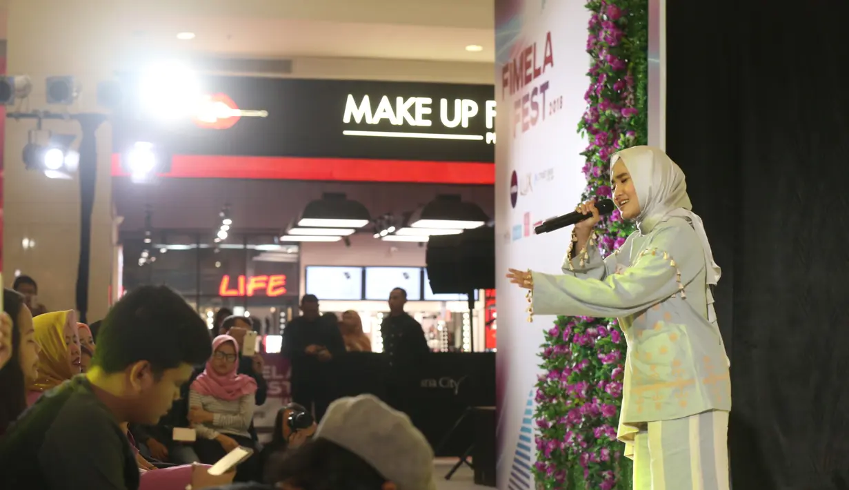 Ini kali yang kedua Fatin tampil dalam acara Fimela Fest. Lantas seperti apa komentar Fatin dengan Fimela.com.? (Nurwahyunan/Fimela.com)