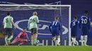 Pemain Chelsea Jorginho (kedua kanan) mencetak gol ke gawang Everton lewat tendangan penalti pada pertandingan Liga Inggris di Stadion Stamford Bridge, London, Inggris, Senin (8/3/2021). Chelsea menang 2-0. (Glyn Kirk/Pool via AP)