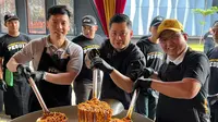 Pesohor Andrew Susanto Rayakan Hari Ibu 2024 dengan Berbagi 5.000 Porsi Mi, Masak Pakai 7 Kuali Besar