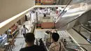 Pengunjung menggunakan ekskalator di pusat perbelanjaan Glodok, Jakarta, Selasa (3/3/2020). Sejak Senin (2/3) kemarin Pusat perbelanjaan di Glodok mendadak sepi pengunjung akibat adanya pemberitaan terkait warga Depok positif terinfeksi virus Corona atau Covid-19. (merdeka.com/Iqbal S. Nugroho)