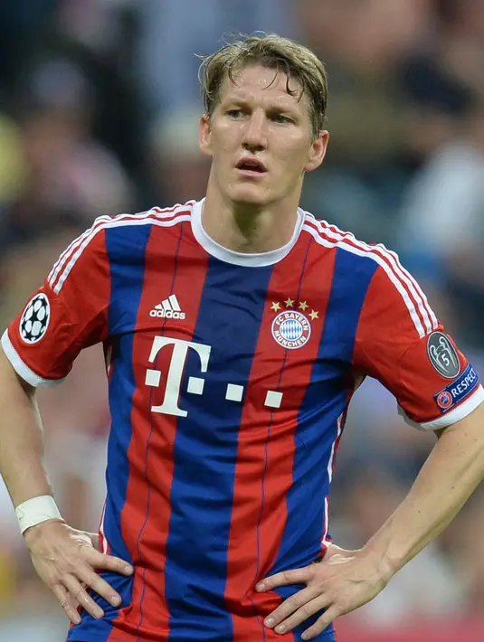 4. Bastian Schweinsteiger - Kapten timnas jerman ini adalah penyuplai bola terbaik bagi pemain depan Bayern Munchen kala itu. Pemain yang saat ini bermain di MLS, juga lihai menjaga pergerakan bola. (AFP/Christof Stanche)