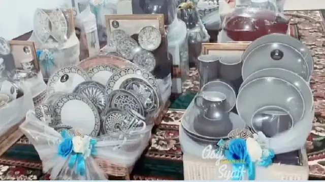 Parcelnya Seserahan Balasan Ning Chasna ini Berisi Barang-barang Antik(SS: YouTube Asy Syaif Chanel)
