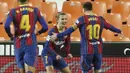Penyerang Barcelona, Antoine Griezmann, melakukan selebrasi bersama Lionel Messi  usai mencetak gol ke gawang Valencia pada laga Liga Spanyol di Stadion Mestalla, Minggu (2/5/2021). Barcelona menang dengan skor 2-3.  (AP Photo/Alberto Saiz)