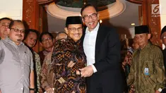 Presiden ke-3 RI Bacharuddin Jusuf Habibie berpelukan dengan mantan Wakil PM Malaysia Anwar Ibrahim di kediamannya di Jalan Patra Kuningan XIII, Jakarta Selatan, Minggu (20/5). Anwar tiba pukul 13.05 WIB di kediaman Habibie. (Liputan6.com/Angga Yuniar)