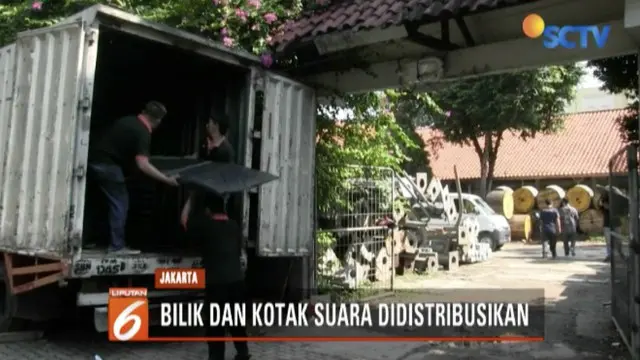 KPU Jakarta Selatan mulai distribusikan logistik Pemilu 2019 berupa bilik dan kotak suara.