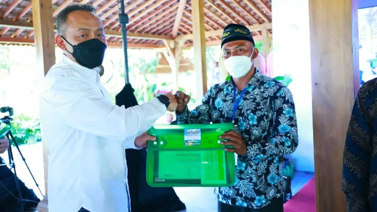 CEO PTPN V Jatmiko Santosa (kiri) berfoto bersama dengan salah seorang pemanen terbaik, Suherman Nasution.