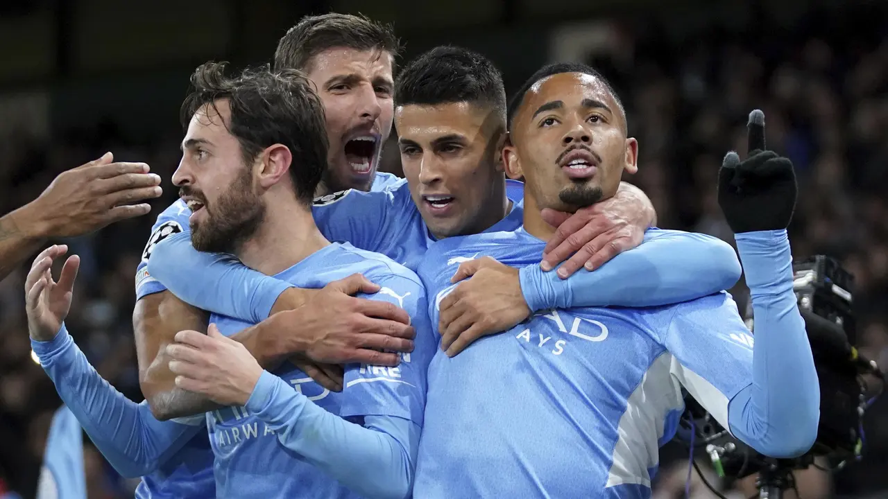 Foto: Lionel Messi Cs Kena Sembur, Manchester City Bungkam PSG di Liga Champions