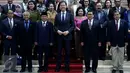 PM Belanda Mark Rutte (tengah) dan Ketua DPR Ade Komarudin (ketiga kiri), Ketiga Wakil Ketua DPR, Fadli Zon, Fahri Hamzah serta Agus Hermanto berfoto bersama usai melakukan pertemuan di Kompleks Parlemen, Jakarta Rabu (23/11). (Liputan6.com/Johan Tallo)