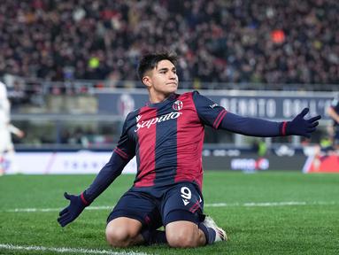 Pemain Bologna, Santiago Castro, melakukan selebrasi setelah mencetak gol ke gawang AC Milan pada laga Liga Italia di Stadion di Renato Dall'Ara, Jumat 28 Februari 2025. (Massimo Paolone/LaPresse via AP)