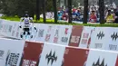 Jumlah ini meningkat signifikan dibandingkan edisi perdana tahun lalu yang hanya diikuti sekitar 20 robot. Tampak dalam foto, sebuah robot berkompetisi bersama manusia dalam ajang Beijing E-Town Half Marathon dan Humanoid Robot Half-Marathon yang diadakan di pinggiran Beijing, Minggu 19 April 2026. (AP Photo/Andy Wong)