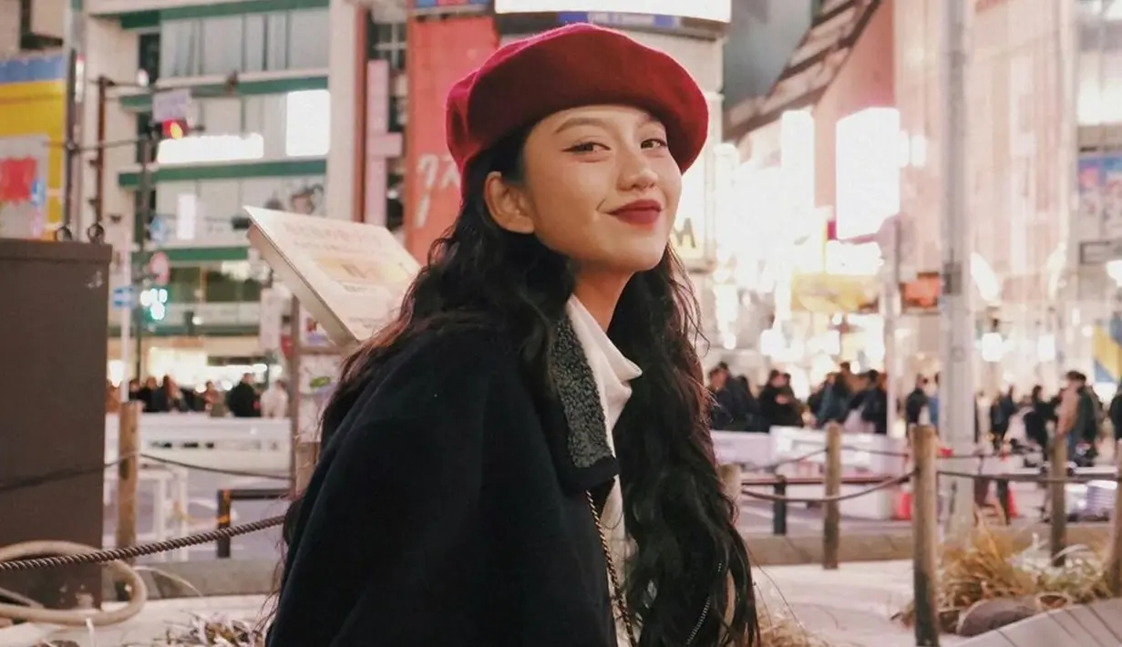 Penampilan Ghea selama berada di Jepang juga tak luput dari perhatian netizen. Meski tampil dengan busana musim dingin, namun Ghea tetap terlihat stylish. (Liputan6.com/IG/@gheaindrawari)