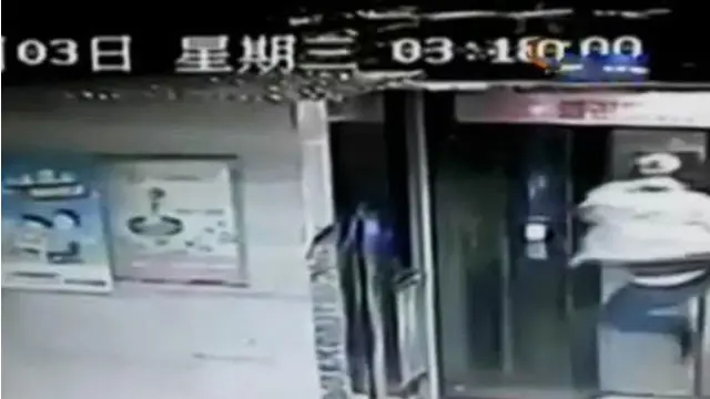 Kuatnya tendangan membuat pintu lift terbuka, si pemuda langsung melangkah masuk ke lift dan terjatuh.