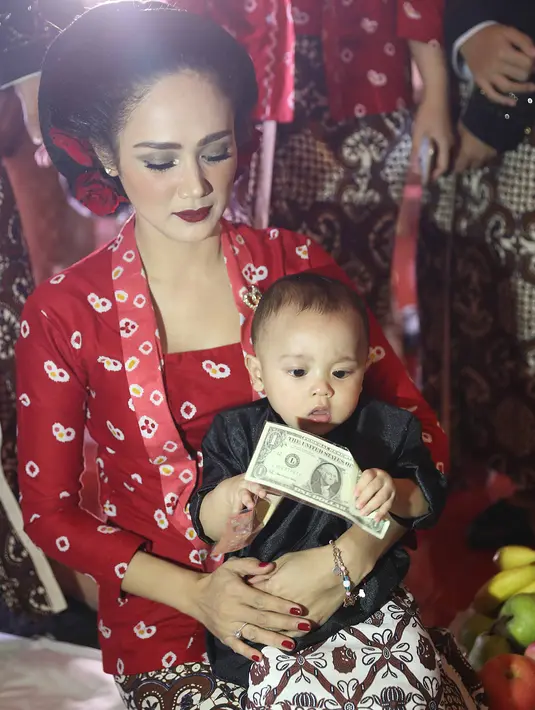 Ahmad Dhani berharap pada anak-anaknya kelak, untuk terus melestarikan budaha leluhur. Apalagi sebagai orang Jawa atau yang tinggal di pulau Jawa. (Nurwahyunan/Bintang.com)