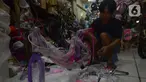 Penjaga toko sedang merakit sepeda di toko sepeda Kramat Jati, Jakarta, Selasa (7/12/2021). Pandemi Covid-19 yang sedang terjadi membuat tren olahraga bersepeda semakin banyak diminati mulai dari anak-anak hingga orang dewasa dan lanjut usia. (merdeka.com/Imam Buhori)
