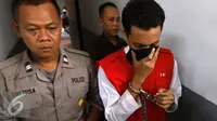 Petugas mengawal M Prio Santoso pelaku pembunuhan Deudeuh Alfi Sahrin alias Tata Chubby di Pengadilan Negeri Jakarta Selatan, Senin (2/11/2015). M Prio Santoso dihukum 18 tahun penjara. (Liputan6.com/Yoppy Renato)