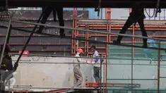 Pekerja menyelesaikan pembangunan Jalan Layang Transjakarta koridor XII rute Ciledug-Kapten Tendean, Jakarta, Kamis (10/12). Sampai saat ini, proyek transportasi massal tersebut telah rampung sekitar 35 persen. (Liputan6.com/Angga Yuniar)