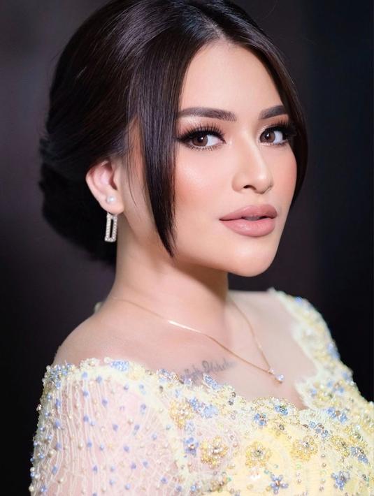 Nathalie menunjukkan keindahan detail kebayanya, mulai dari sulaman bunga yang menghiasi bagian atas hingga aksen payet yang menambah kesan mewah. Tak hanya kebayanya, riasan wajah Nathalie yang dipercayakan kepada Chua Makeup ini juga menjadi perhatian. Ia memilih tampilan makeup yang natural namun tetap menonjolkan fitur wajahnya yang cantik. (Liputan6.com/IG/@chuamakeup)