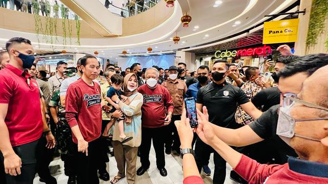Presiden Jokowi dan sejumlah menteri menyapa warga saat berkunjung ke mal di Kota Pekanbaru, Riau